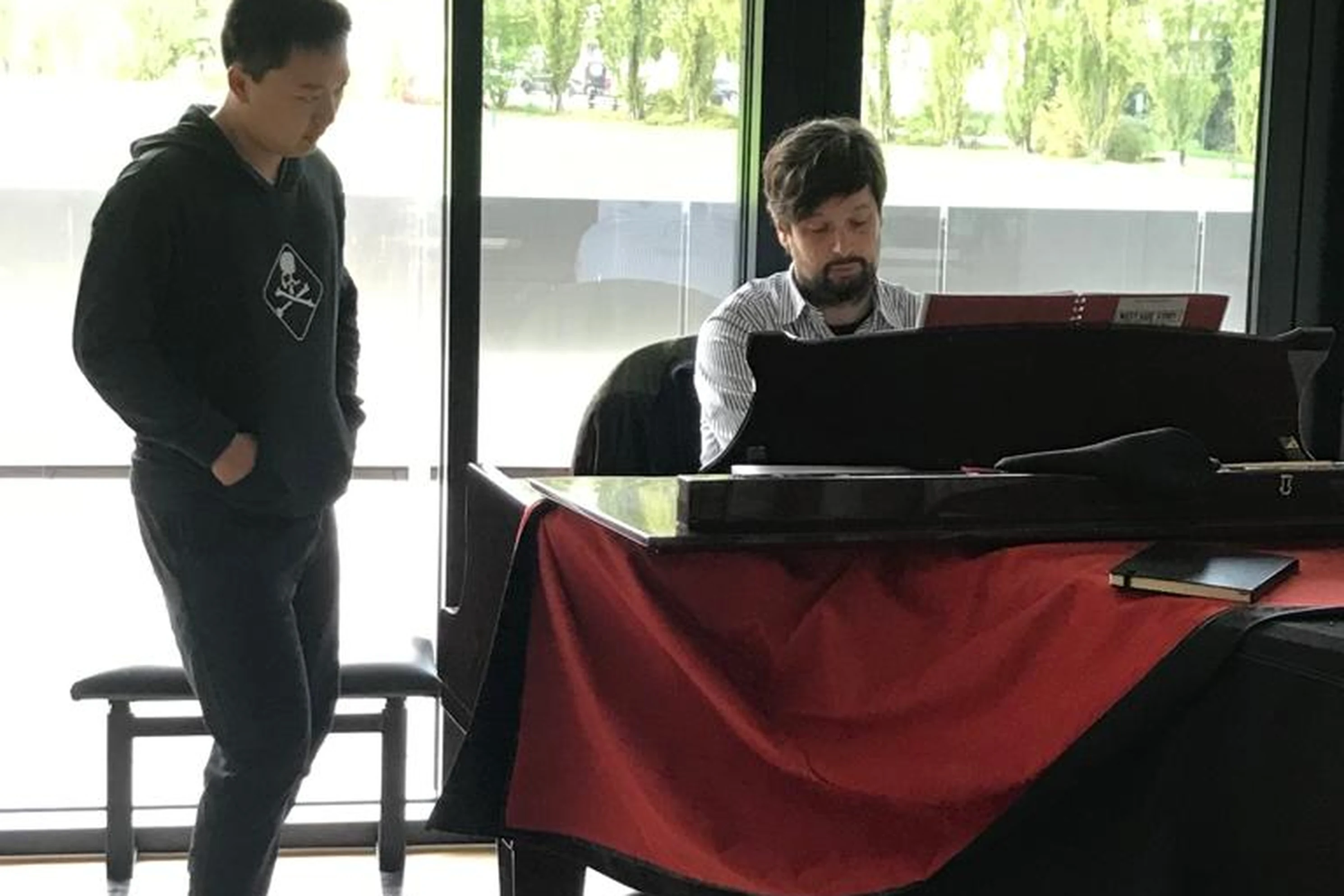 Cours de piano classique à Paris avec élève au grand piano