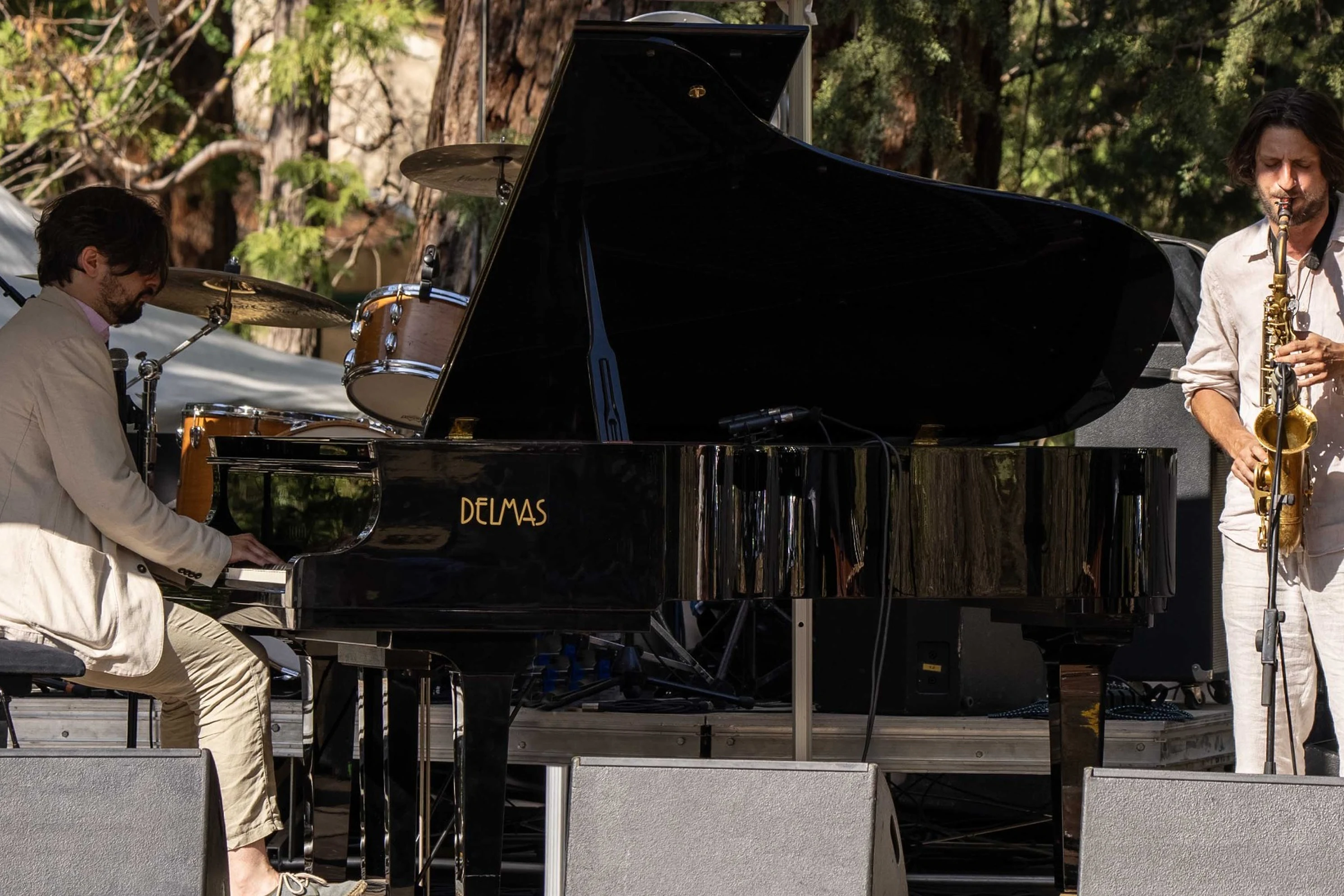 Performance de jazz avec piano et saxophone