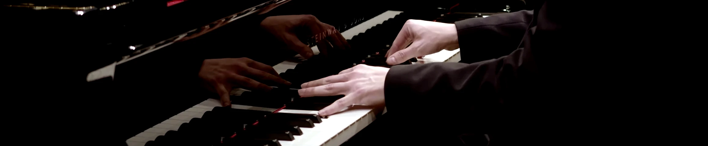 Mains jouant du piano
