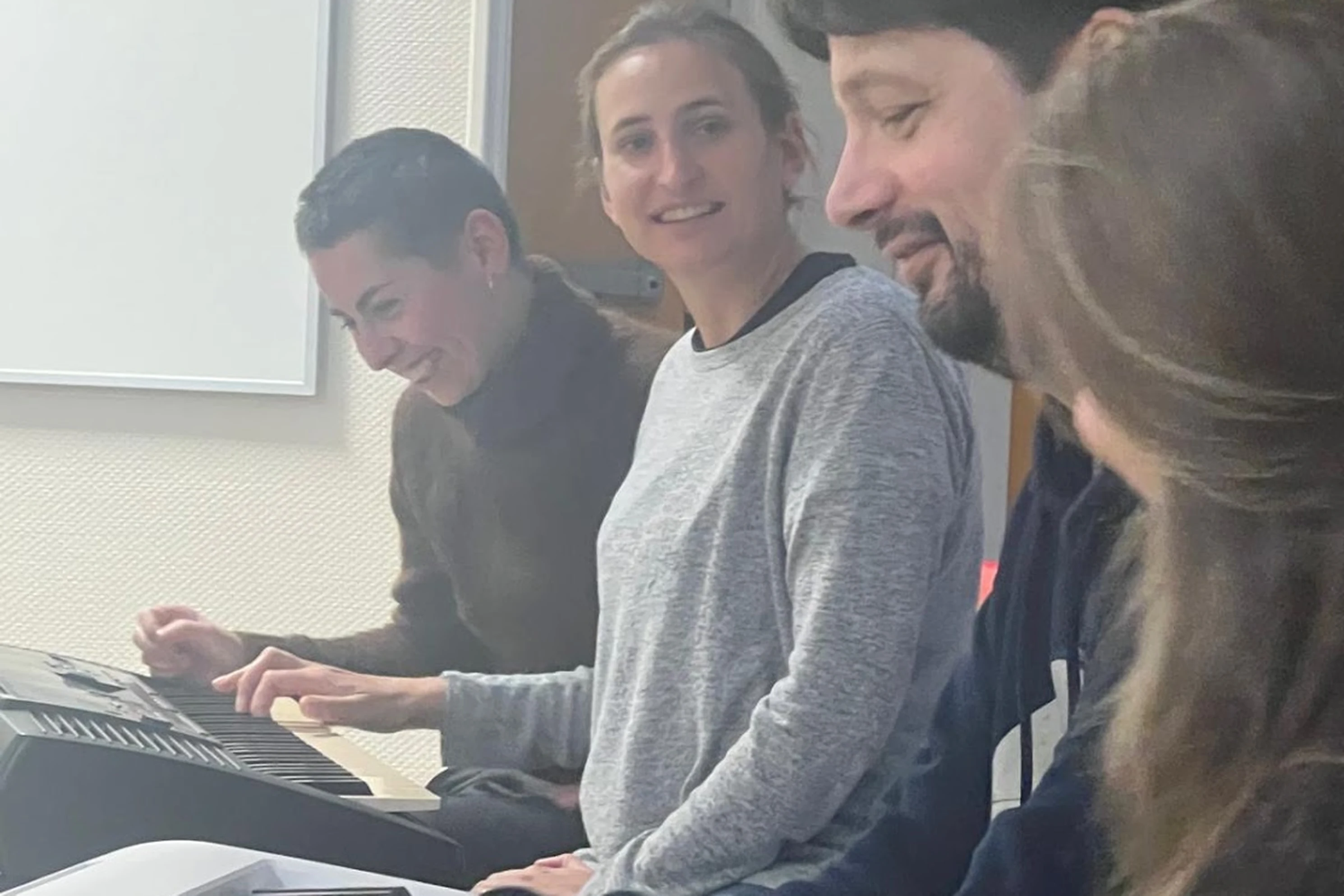 Group music workshop around the piano