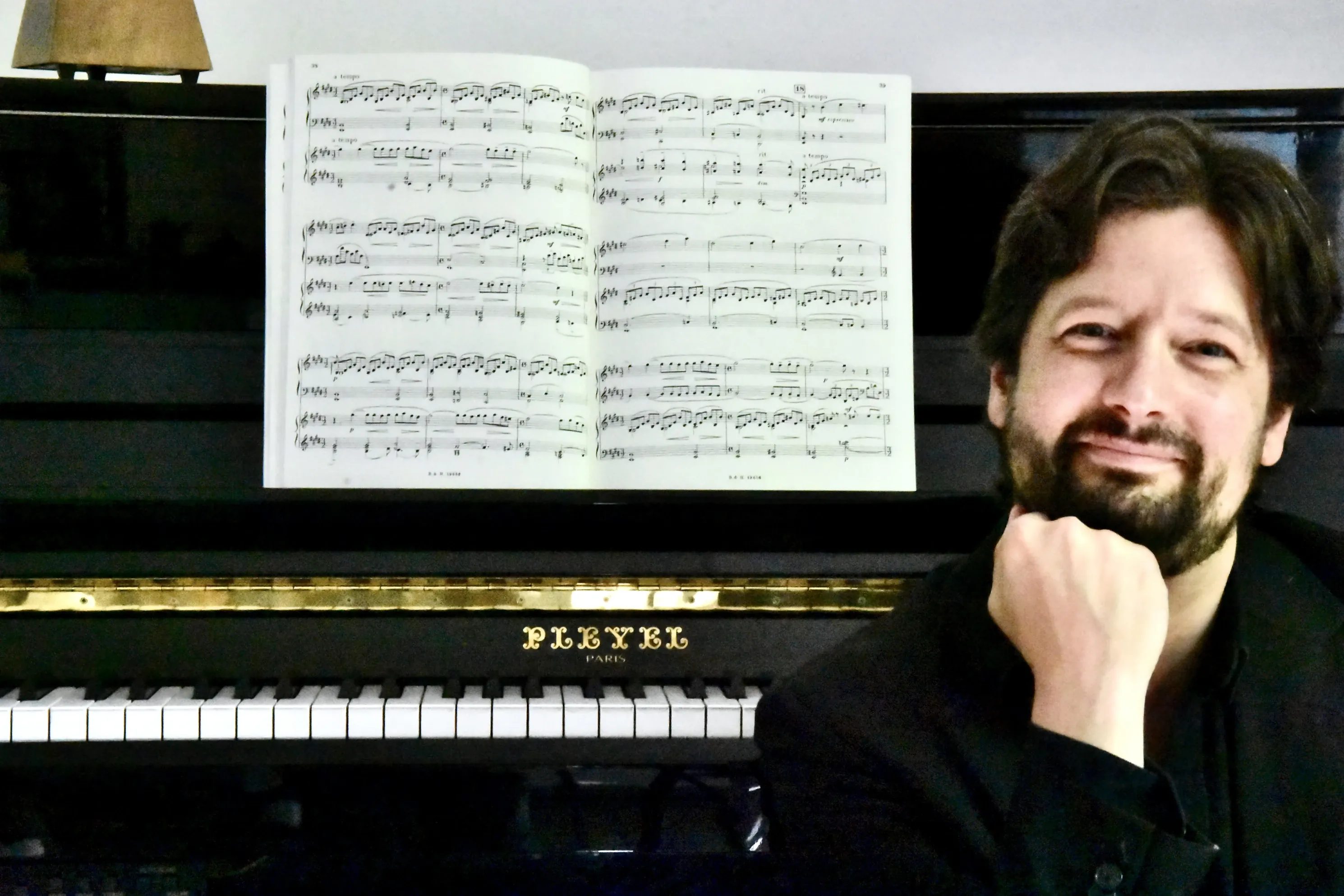 Charles‑Guillaume Méla jouant du piano